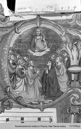 Buchseite mit Text, Neumen und historisierter Initiale P, darin Christus als Salvator Mundi im Himmel, von Maria und den Aposteln angebetet - Corale