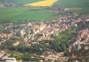 Colditz. Stadtteilansicht mit Gleisanlagen der Bahnstrecke Grimma – Rochlitz. Luftbild-Schrägaufnahme
