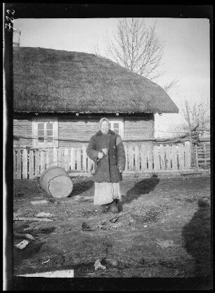 Melaschaizy (=Milašaitis, Litauen): einheimische Frau auf dem Platz eines Hofes ("Wirtschaftshof der 4. Kavallerie-Brigade")
