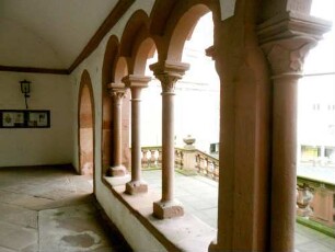 Stiftskirche-Langhaus im Westen - Romanische Arkadenvorhalle nach Süden-Arkaden getragen von Blattkapitellen auf Rundsäulen im Detail