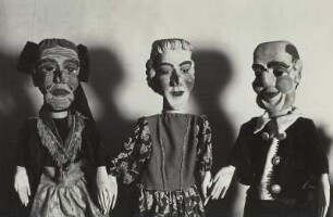 Drei Handpuppen: Mutter Stine, Gretel und der Wiesenbauer aus dem Spiel "Die Regentrude"