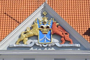 Stralsund - Stadtwappen : Stadtwappen an einem Hausgiebel am Markt. Aufgenommen am 21. April 2011 in Stralsund