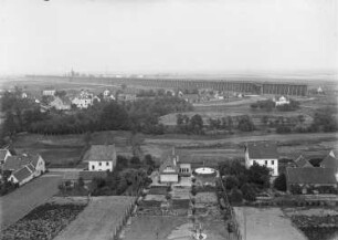 Bad Dürrenberg, Gradierwerk : Bad Dürrenberg. Gradierwek mit Windkunst. Blick über Vorstadthäuser