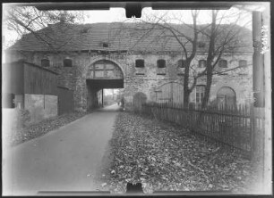 Lieberose, Schloßpark 1. Schloßpark. Schloßgärtnereianlage. Wirtschaftsgebäude mit Durchfahrt