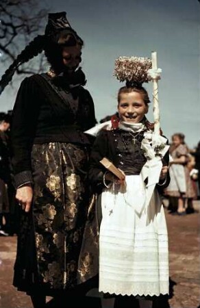 St. Peter: Tracht mit Schäppele und Kommunionkerze; Mutter und Töchterchen