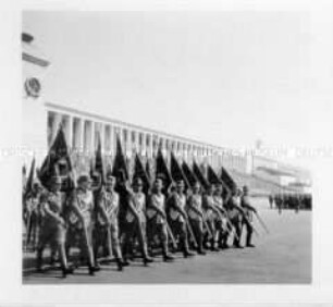 Raumbildband. Reichsparteitag der Arbeit. 100 Bilder. Beim Appell des Reichsarbeitsdienstes. Ein Fahnenblock.