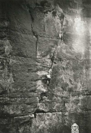 Sächsische Schweiz, Affensteine. Kreuzturm. Seilschaft Ehrhardt Renger am Hangelriß unter dem 2. Ring in der Nordwand (VIIb)