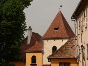 Stadtmauerturm in einem Winkel der historischen Altstadt von Sibiu (Hermannstadt) hinter der evangelischen Pfarrkirche