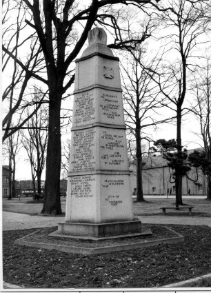 Denkmal für die Gefallenen des 1. Weltkrieges : Denkmal für die Gefallenen des 1. Weltkrieges. Kunststein (nach 1918). Neustadt in Sachsen, Theklapark