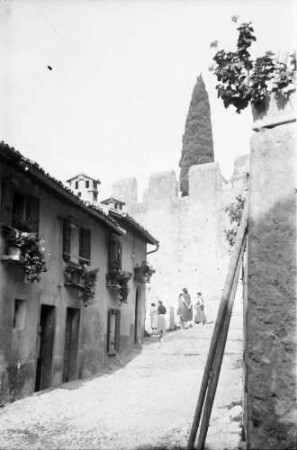 Malcesine: Gardasee, Gasse zum Castello, Hintergrund Zypresse