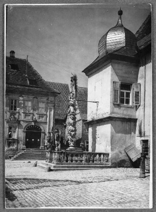 Alte Postsäule vor der alten Kirche in Frickenhausen/Würzburg : Frickenhausen. Markt mit "Hufnageli-Haus". Mariensäule und Rathaus. Blick nach Nordwesten