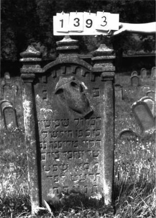 Grabstein 1393 (Index: 100098187) Maße HxBxT: 122x56x12 cm Symbolik: Levitenkanne: Grabstein 1393