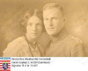 Carrière, Reinhard (* 1891) / Porträt in Uniform mit Ehefrau Ragnar geb. Jacobi (* 1892), Brustbild, vorblickend