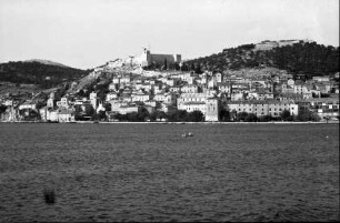 Sibenik: Gesamtbild der Stadt mit Fort Subicevac, vom Schiff
