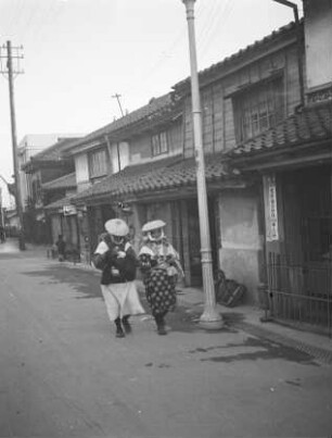 Straßenbild in Fushiki : Ansicht mit zwei Frauen
