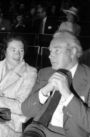 27. Tagung 1977 Chemiker; Sitzreihen im Theater: Lady Barton, Sir Derek H. R. Barton