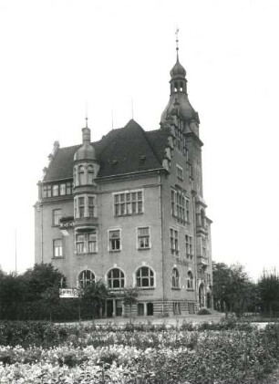 Dresden-Niedersedlitz, Sosaer Straße 11. Rathaus (1901-1902; G. Hänichen). Eckansicht
