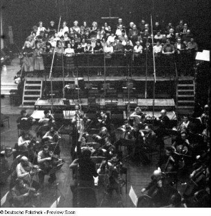 Colin Davis mit Orchester und Chor