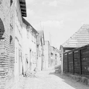 Blick auf eine Uferstadt. : Pohlad na přibrjóžne město.
