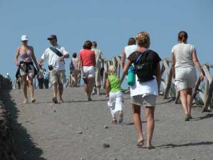 Neapel - Vesuvgipfel mit Touristen : Der Vesuv bei Neapel, aufgenommen 2004, ist ein beliebtes Touristenziel