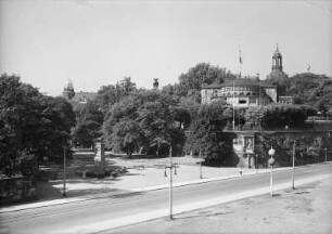 Moritzdenkmal und Belvedere : Dresden, Blick auf den ehemaligen Gondelhafen, das Moritzdenkmal und das Belvedere auf der Brühlschen Terrasse