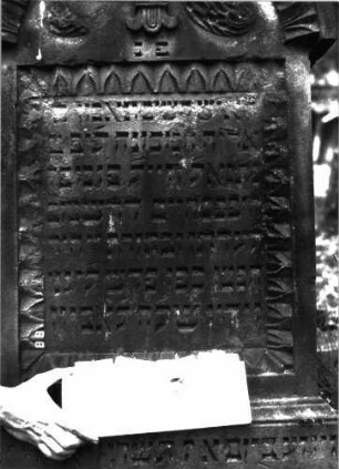 Grabstein 838 (Index: 100099375) Maße HxBxT: 134x64x12 cm Symbolik: Lilie Besonderheit: kulturhistorisch wertvoll / hist.-wiss. Gründe (Person): Grabstein 838A