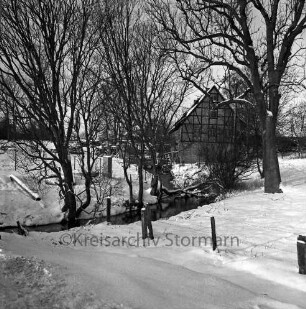 Mühlenbach: vorn Weg mit Zaun: dahinter Bäume: hinten rechts Drahtmühle: Winter