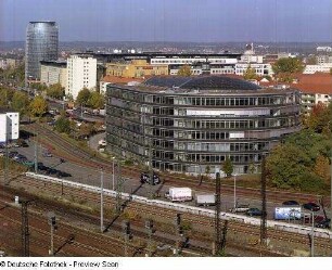Ammonhof : Ammonhof (1997; IOP (Ingenhoven, Overdiek und Partner)). Blick von der Dachterrasse des Studentenwohnheims, Budapester Straße 22, links das World Trade Center (WTC)