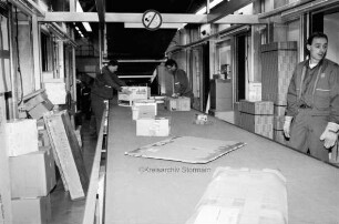 United-Parcel-Service (UPS): Mitarbeiter beim Sortieren der Pakete