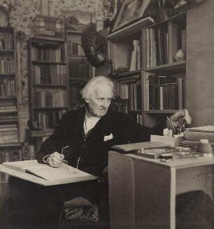 Edward Gordon Craig in seinem Arbeitszimmer