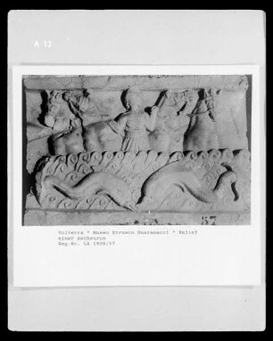 Relief einer Ascheurne