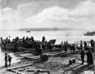 Soldaten und Pferde überqueren die Donau bei Braila