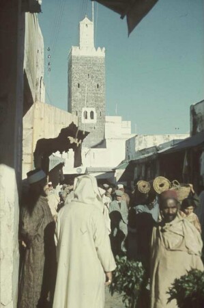 Reisefotos. Basar (im arabischen Raum). Blick zu einem Turm