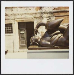 Skulptur von Fernando Botero in Venedig, dahinter Barbara Siebeck