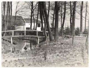 Garten Buschmühle, Forst: Brücke über Bach und Gebäude