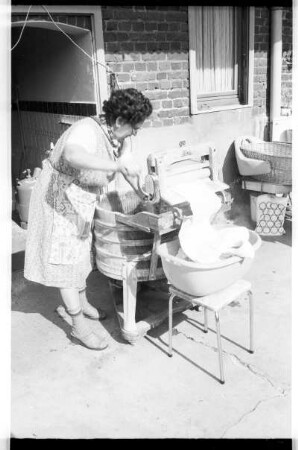 Frau beim Mangeln