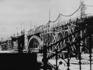 Szene aus dem DEFA-Dokumentarfilm "Dresden": Bau der Brücke der Einheit (Albertbrücke)