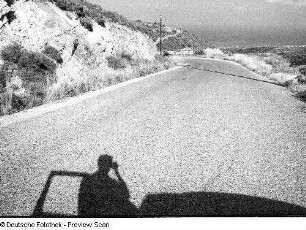 Landstraße mit Schatten-Selbstbildnis des Fotografen