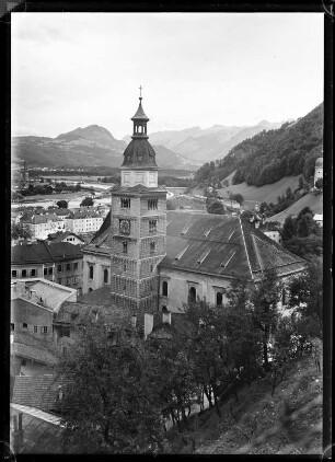 Österreich, Hallein. Pfarrkirche mit Tennengebirge