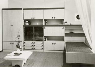 Couchtisch : Wohnzimmermöbel (1974; VEB Möbelkombinat Wi-We-Na). Anbauwand mit Liege und Couchtisch