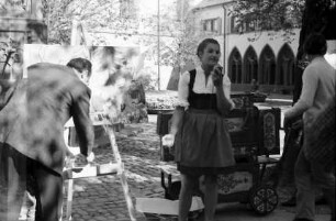 Freiburg: Rathausplatz, Sigrun Löwisch, CDU, mit Leierkasten und Moritaten, wirbt für ihre Gemeinderatswahl