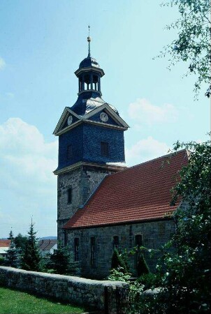 Kirche mit Langhaus und Turm, Teil der Kirchhofsmauer