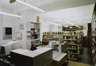 Ausleihtheke gegen Freihandbereich Monografien : Dresden-Südvorstadt, Mommsenstraße 6 (Fritz-Foerster-Bau der TU Dresden). Sächsische Landesbibliothek - Staats- und Universitätsbibliothek Dresden. Zweigbibliothek Chemie. Ausleihtheke gegen Freihandbereich Monografien