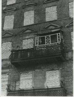 Zugemauerte Fenster in einem Haus in der Bernauer Straße