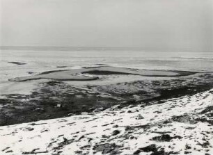 Winterliche Spuren und Eisstrukturen am Wasser