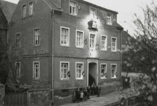 Roßwein, Wunderburg 9. Wohnhaus, Straßenansicht mit Dekoration zu Adolf Hitlers 50. Geburtstag