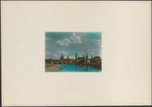 Ansicht der Dresdner Altstadt : Dresden-Altstadt. Panorama mit den historischen Gebäuden des südlichen Elbufers, sogenannter Bellottoblick, abgebildet sind u.a. Semperoper, Hofkirche, Schloss mit Hausmannsturm, Frauenkirche, Augustusbrücke, Kunstakademie, aufgenommen vom Nordufer, kolorierter Abzug
