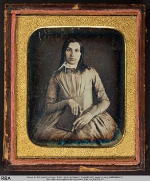 Portrait einer jungen Frau mit Buch