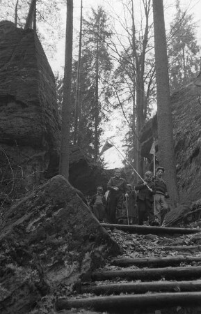 Mitglieder der FDJ während einer Osterfahrt nach Bad Schandau : Wandergruppe in der Sächsischen Schweiz