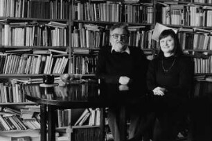 Familie Endler (Schriftsteller, Kulturorganisatorin) in ihrer Wohnung